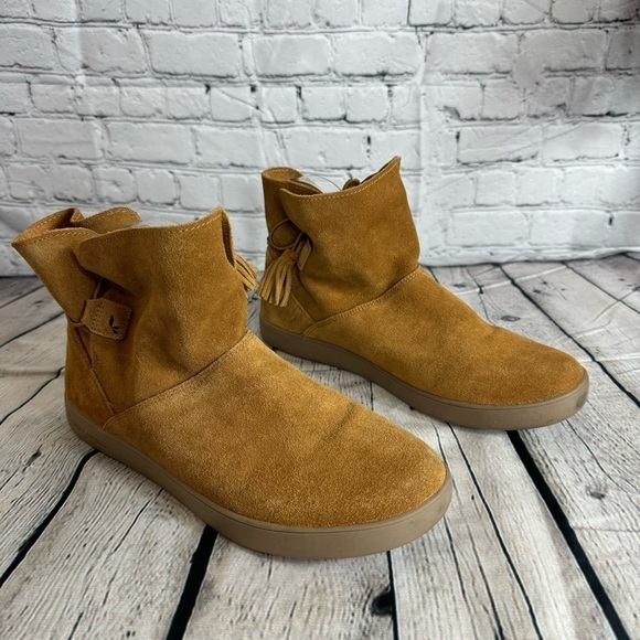 Koolaburra by UGG Skyler size 11 brown suede tassels slip on ankle winter boots - Picture 1 of 10